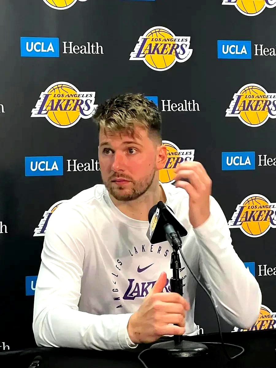 爱游戏体育投注平台东契奇在美国队比赛中大比分获胜，险胜引发热议！