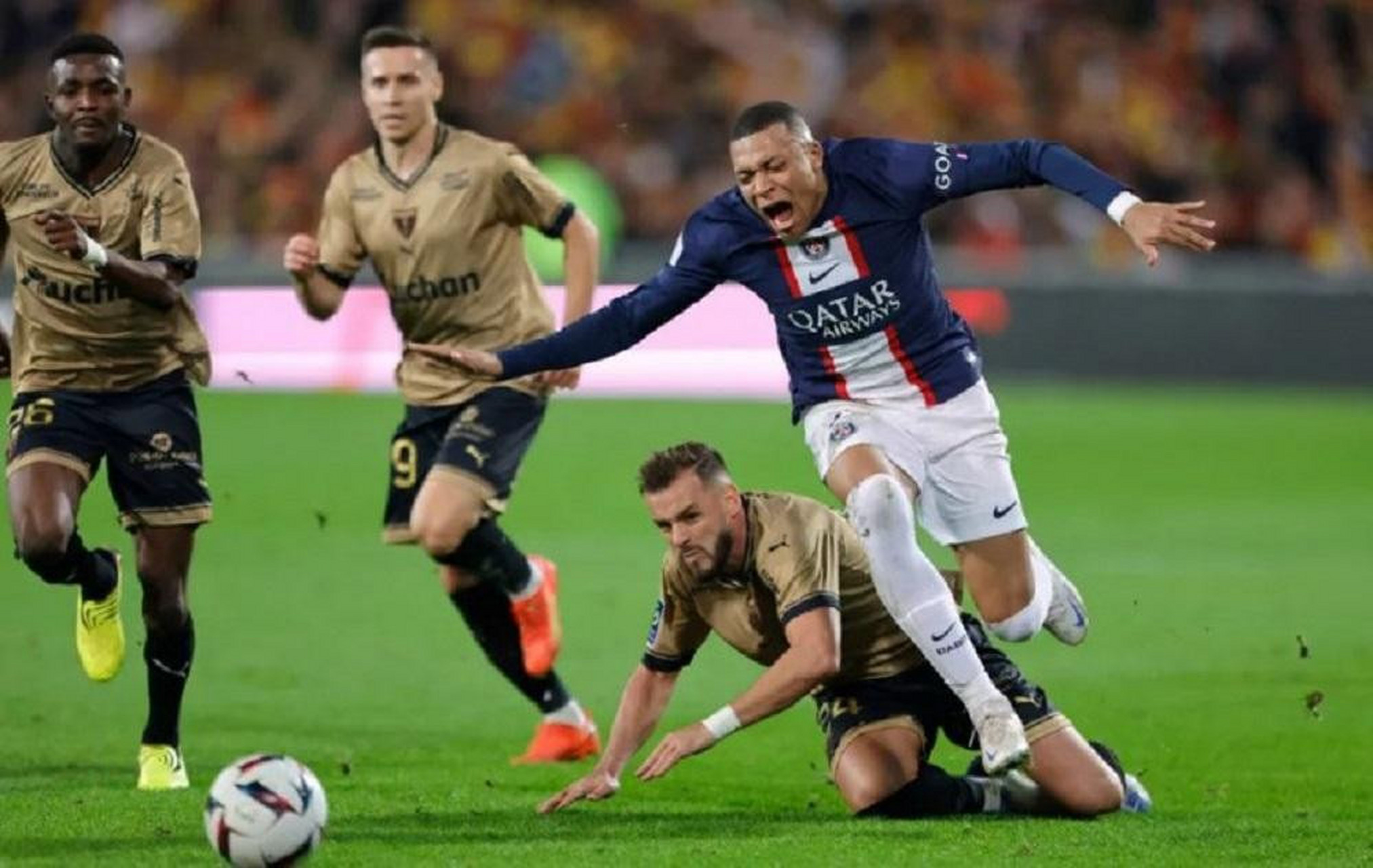 包含法国杯赛程吃紧，埃因霍温今夜止住颓势，气氛紧张，团队化学反应显著的词条